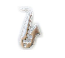 Der kleine silberne Barden-Pin in Form eines Saxophons