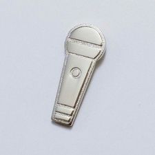 Der kleine silberne Barden-Pin in Form eines Mikrofons